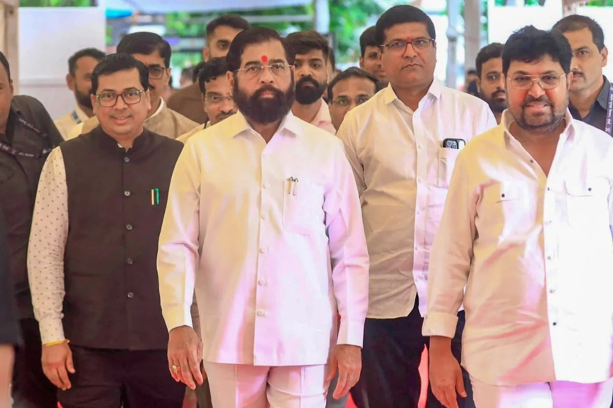 सरकारी मंच पर बजना था ‘वंदे मातरम’, बज गया लता जी का एल्बम सॉन्ग; सावधान की मुद्रा में खड़े रहे शिंदे!