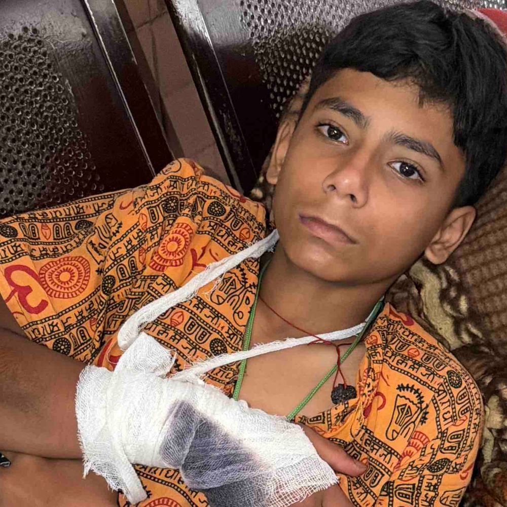 दलपतपुर में बाइक डिवाइडर से टकराई, तीन कांवड़िए घायल:हरिद्वार से भमरौआ मंदिर जा रहे थे, उपचार के बाद जलाभिषेक को रवाना