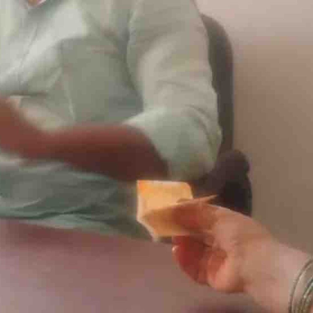 मोतिहारी के RTPS कार्यालय में रिश्वत लेते का VIDEO:आवासीय प्रमाण पत्र के नाम पर ₹300 लेने का दावा; महिला ने ₹200 कैश दिए