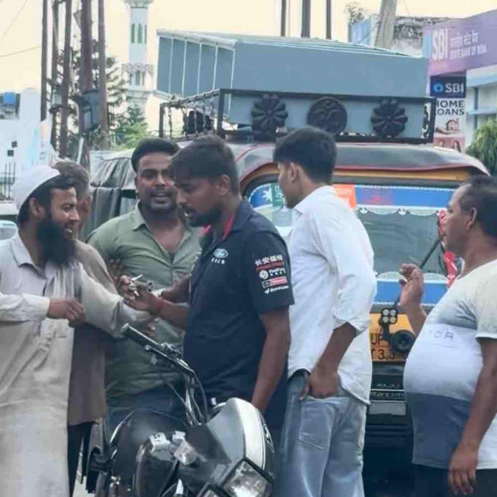 एसबीआई के सामने भाजपा बूथ अध्यक्ष और बाइक सवार भिड़े:टेंपो का पहिया बाइक से लगने पर हुई झड़प, गाली-गलौज के बाद हुई मारपीट