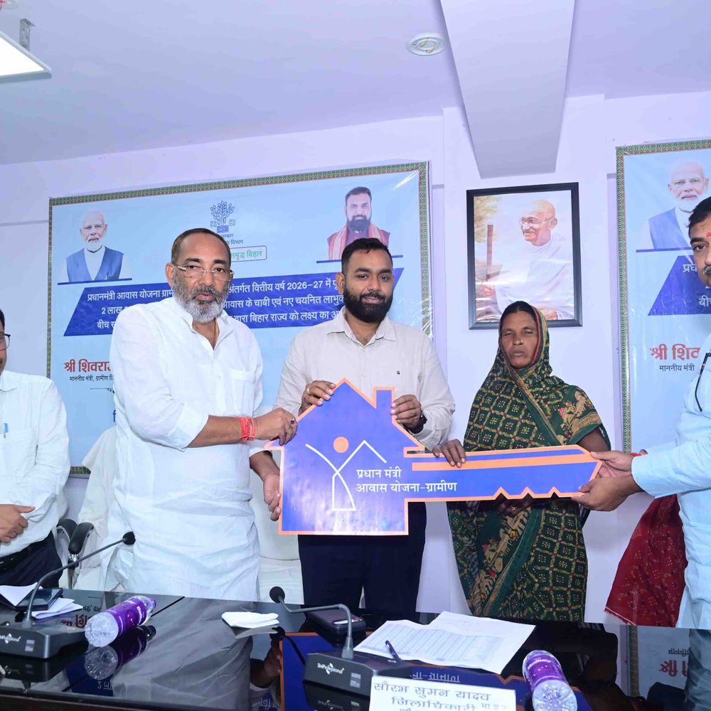 पूर्वी चंपारण में 33,084 परिवारों को मिले पक्के घर:प्रधानमंत्री आवास योजना के तहत 11 लाभार्थियों को सौंपी गईं चाबियां, 2,834 आवासों का हुआ जीर्णोद्धार