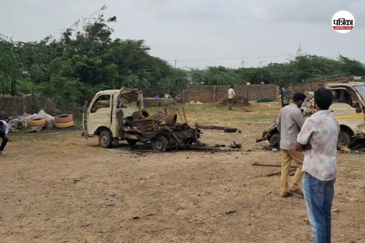 Gujarat Scrap Yard Blast: गुजरात के नखत्राणा में स्क्रैप यार्ड में जोरदार धमाका, दो भाइयों और उनके बच्चों समेत 4 की मौत