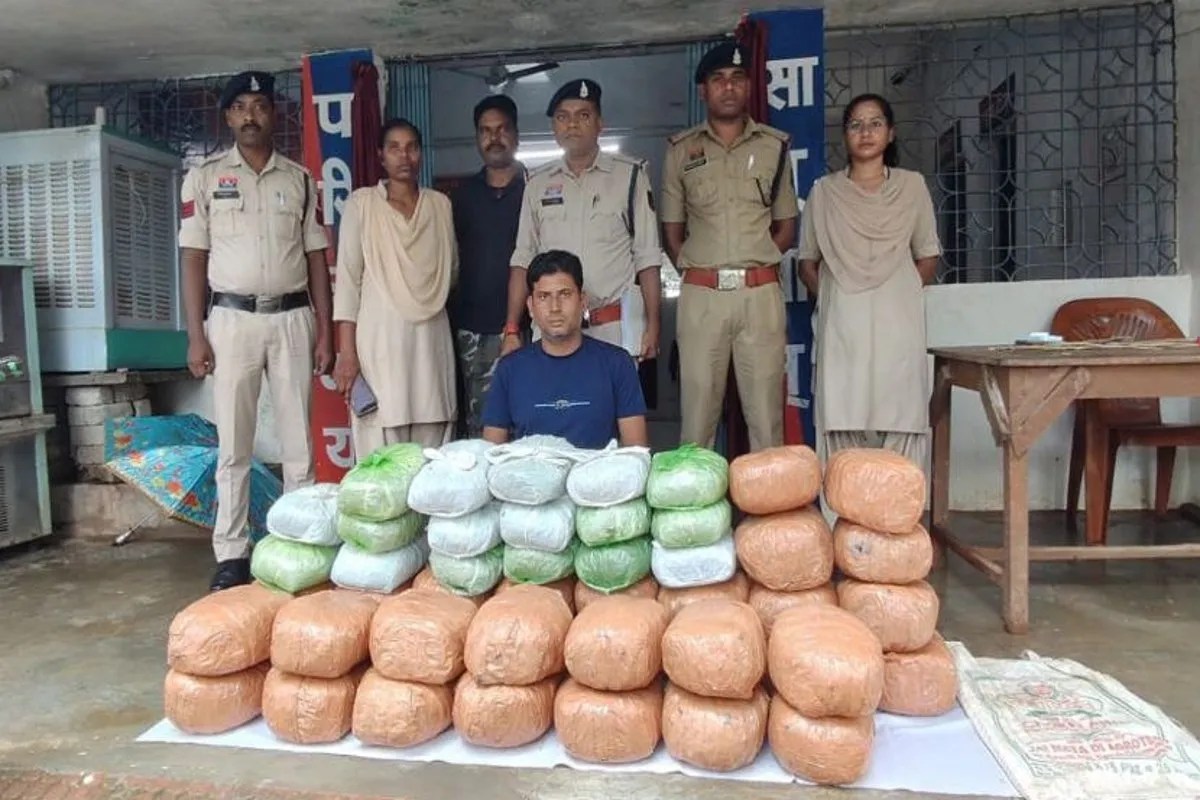Surajpur Hemp Smuggling: बोलेरो छिपाकर बाइक से भागने लगा युवक, पुलिस ने पीछा कर पकड़ा, तलाशी में मिला 44 लाख का गांजा