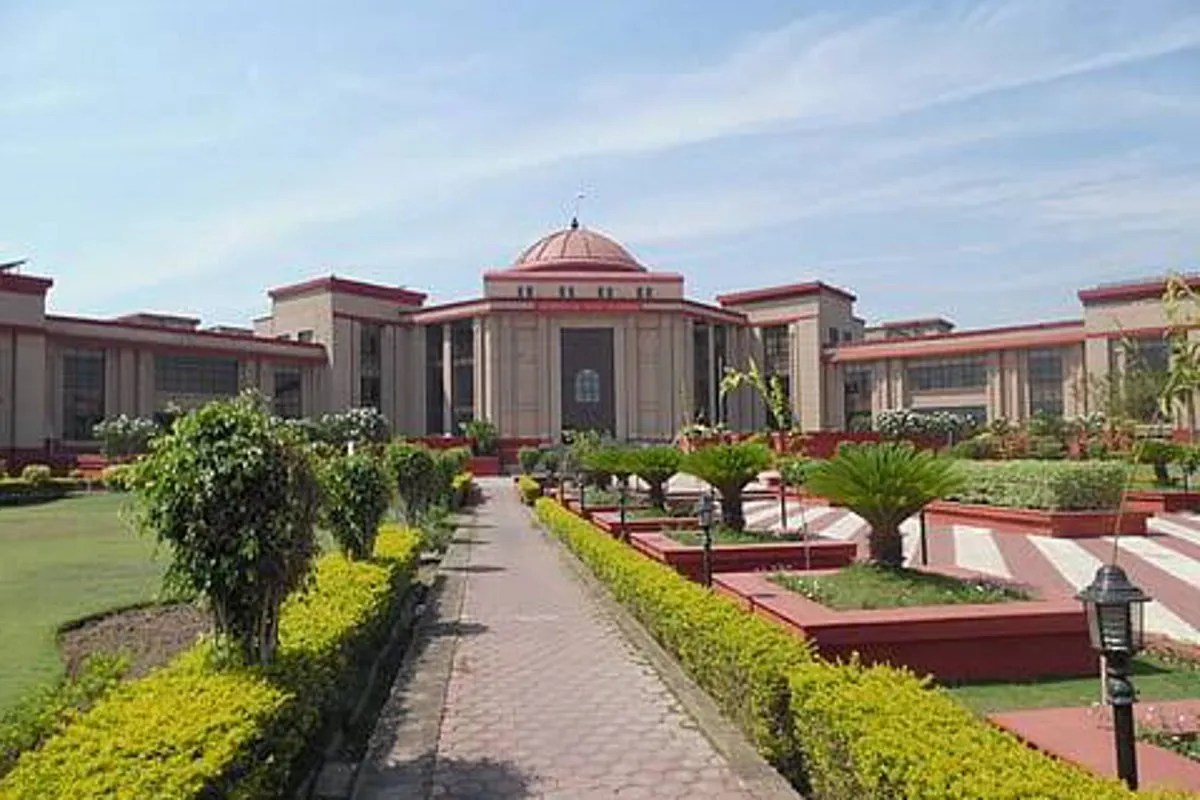 High Court Notice to Collector: हाईकोर्ट ने सरगुजा कलेक्टर को जारी किया अवमानना नोटिस, विधवा से जुड़ा है मामला