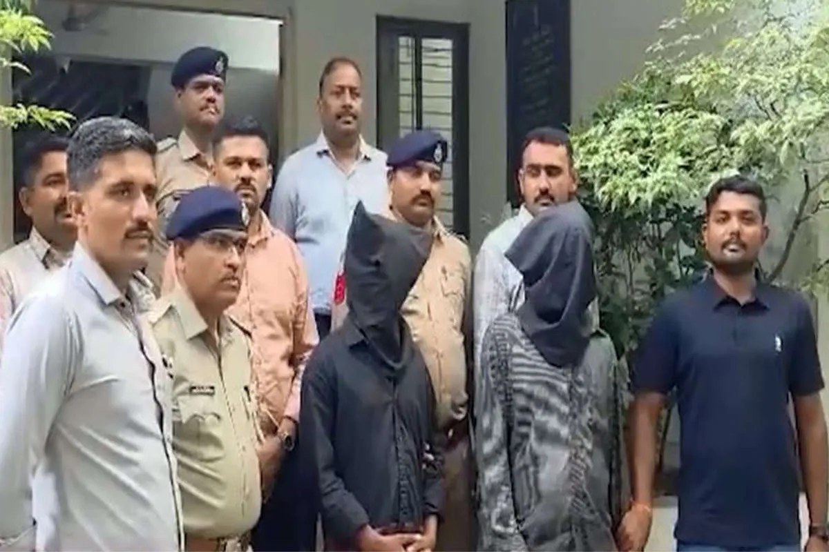 Surat Crime: चलती ट्रेन से मोबाइल झपटने की कोशिश, यात्री की गिरकर मौत, मुख्य आरोपी समेत दो गिरफ्तार