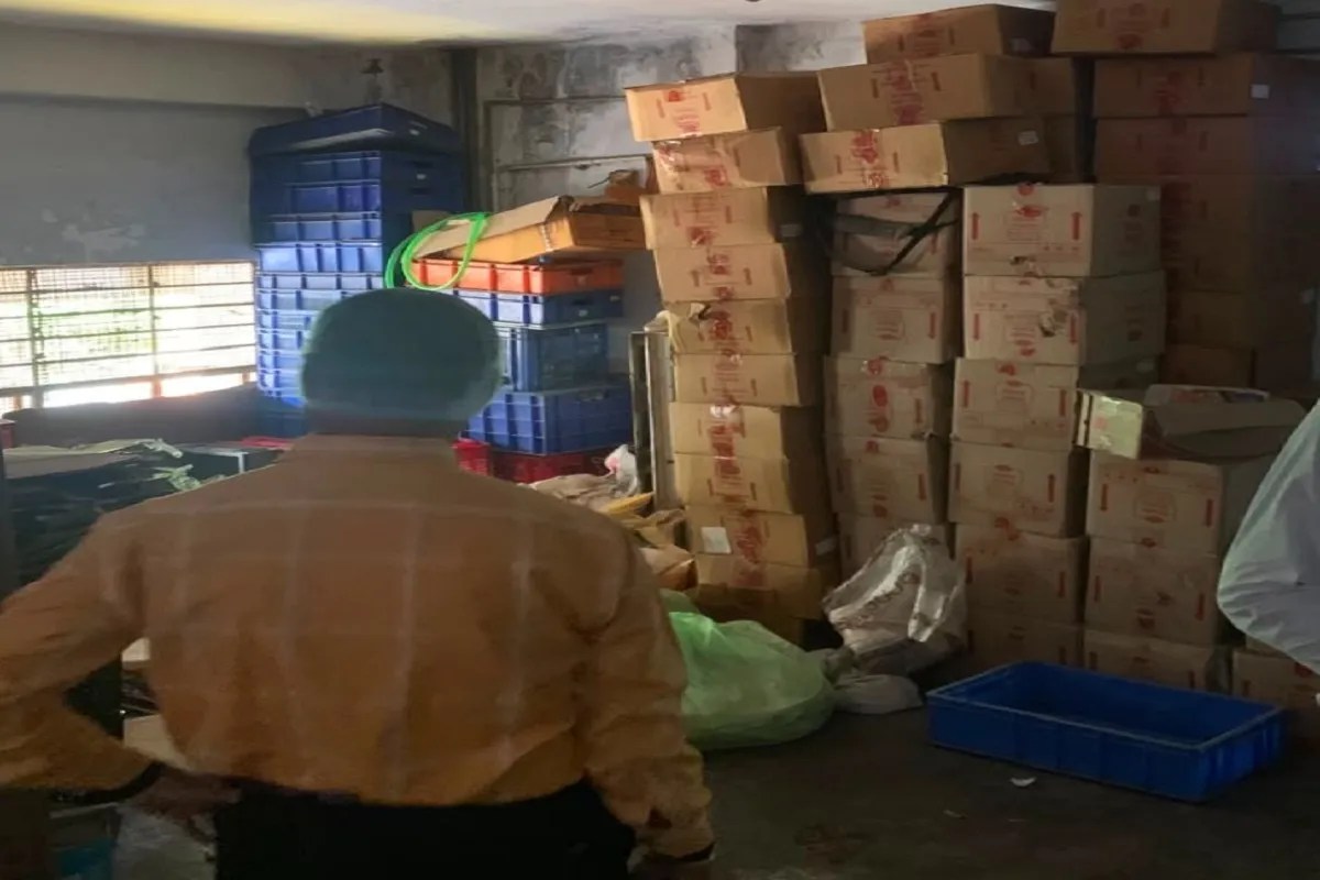 रेलवे के बेस किचन में एक्सपायर्ड खाना, 40 लाख का जुर्मानाशहर के सरसपुर, साबरमती, गुजरात यूनिवर्सिटी इलाके में कार्रवाई
