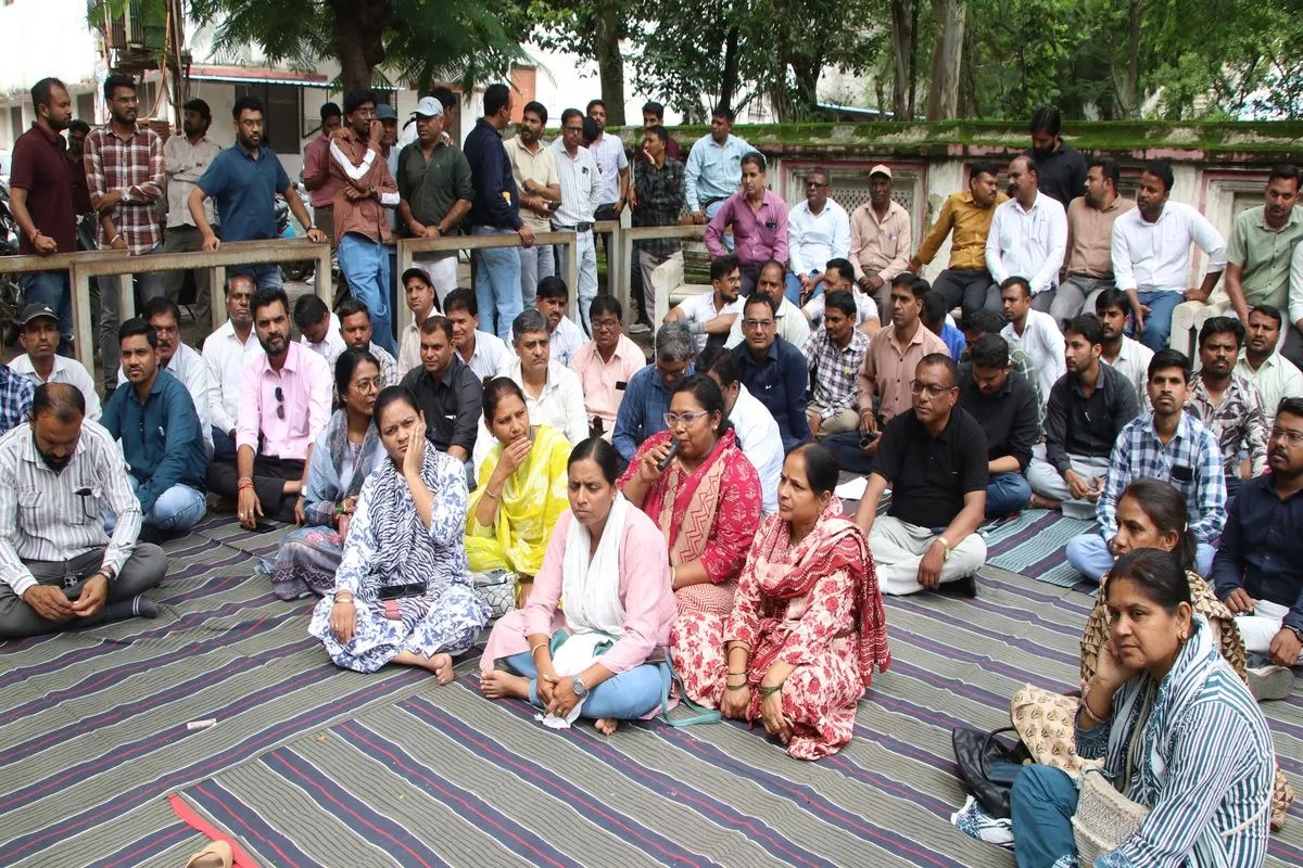 रतलाम फार्मर रजिस्ट्री में लापरवाही, दो पटवारी निलंबित कामकाज ठप