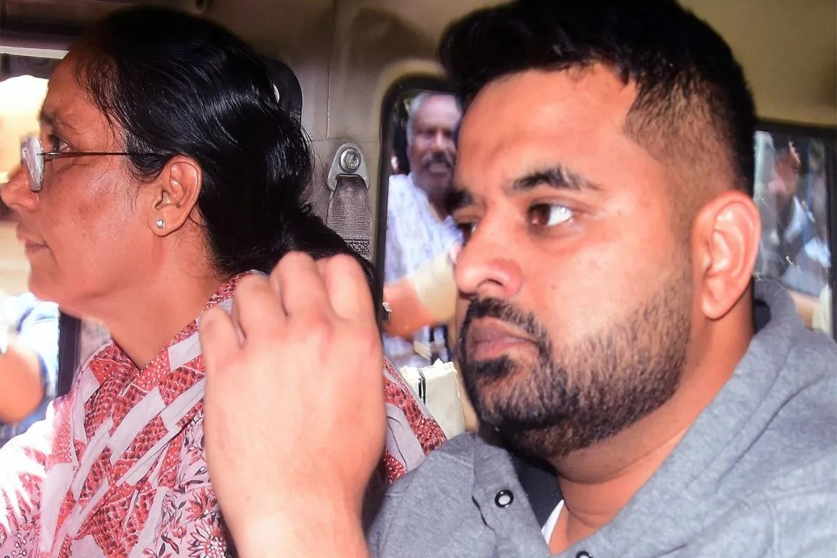 जेल की सलाखों के पीछे से भी प्रज्वल रेवन्ना का ‘हाईटेक खेल’! रेड पड़ी तो मिला एंड्रॉयड फोन, VIP ट्रीटमेंट पर भड़की कांग्रेस