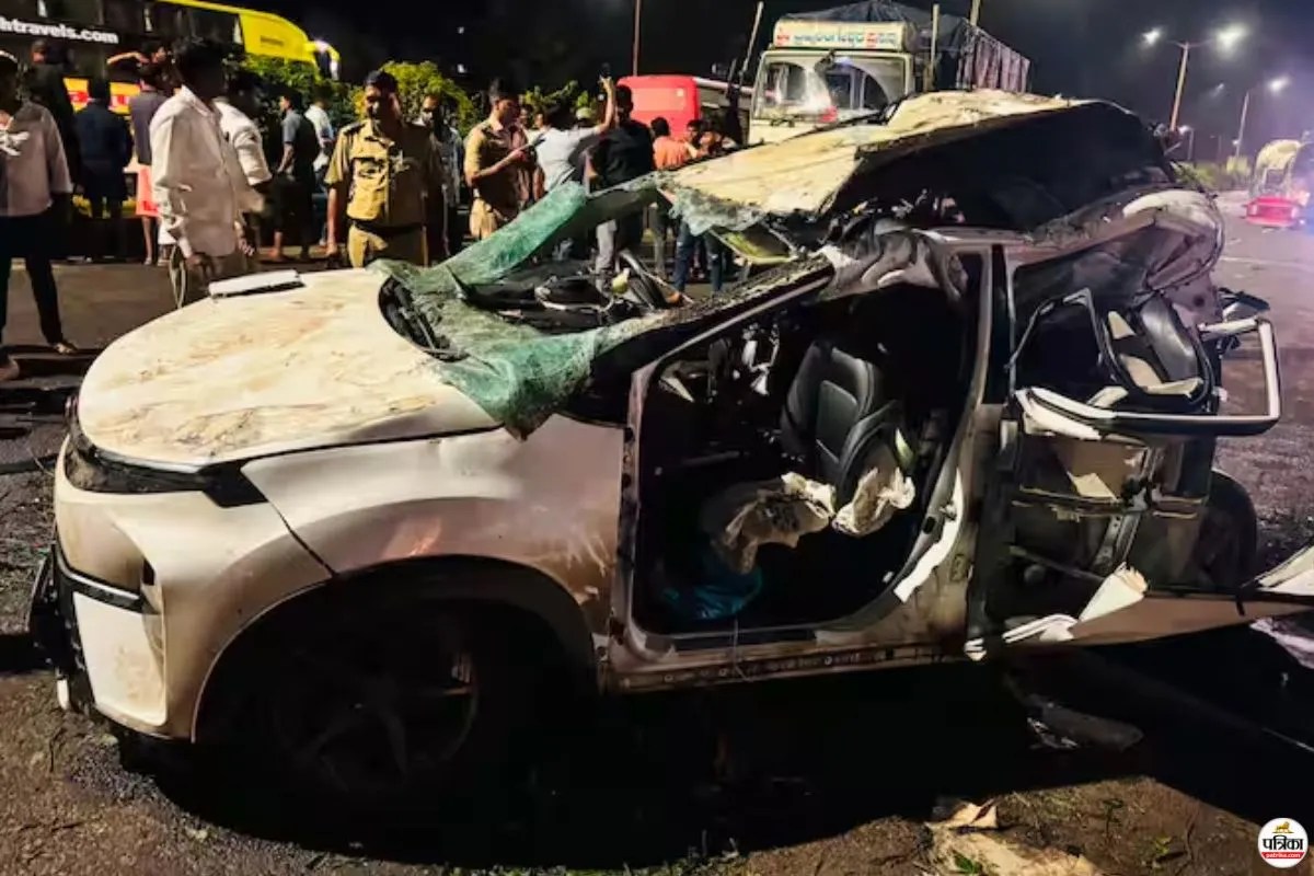 पुणे-बेंगलुरु महामार्ग पर भीषण हादसा, डिवाइडर से टकराकर ट्रक से भिड़ी कार, 4 युवकों की मौत
