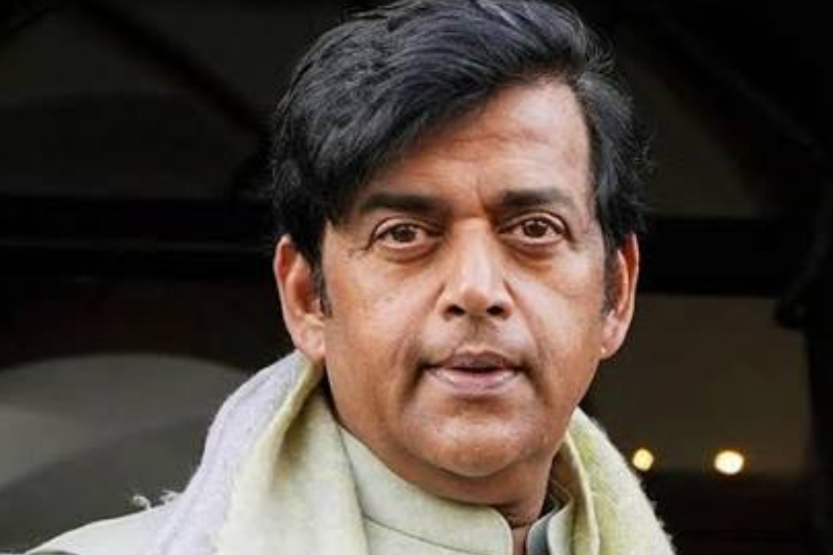 Ravi Kishan Birthday: खाने के लिए घर में रोटी नहीं, चमड़े की बेल्ट से पिटाई खाते थे रवि किशन, 34 साल बाद मिला वो मुकाम