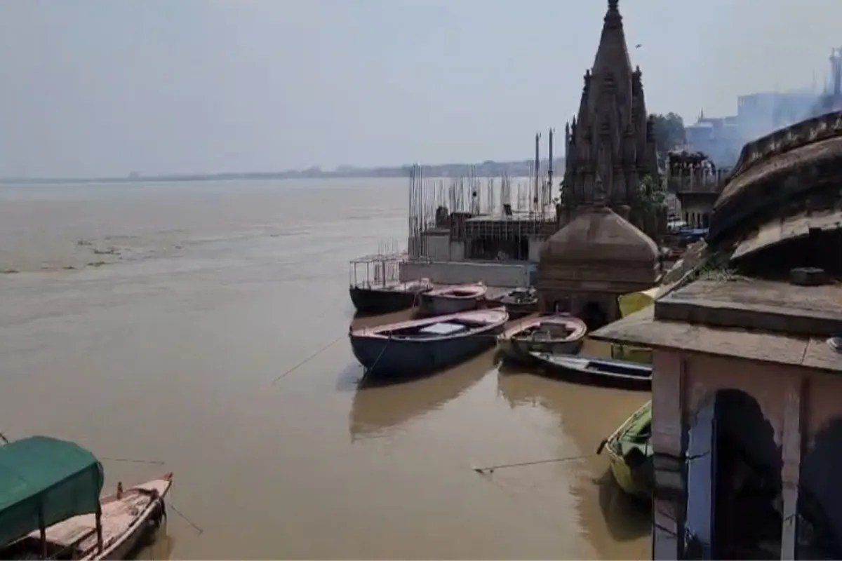 वाराणसी में 6 दिनों की गिरावट के बाद फिर बढ़ा गंगा का जलस्तर, 4 सेमी प्रति घंटे की रफ्तार से बढ़ोतरी, नदी में दिखी डॉल्फिन