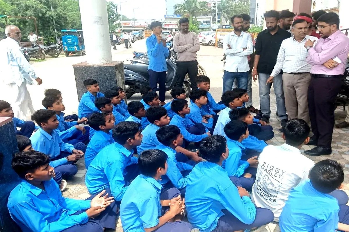 रतलाम छात्रावास के नाराज छात्रों का कलेक्टोरेट में धरना