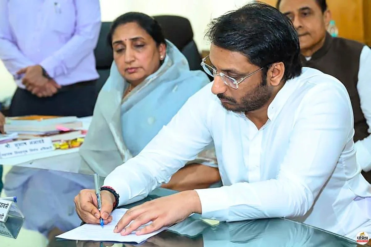 प्रशांत किशोर की सुनेत्रा पवार से मुलाकात से NCP में मची खलबली, क्या प्रदेश अध्यक्ष सुनील तटकरे की होगी छुट्टी?