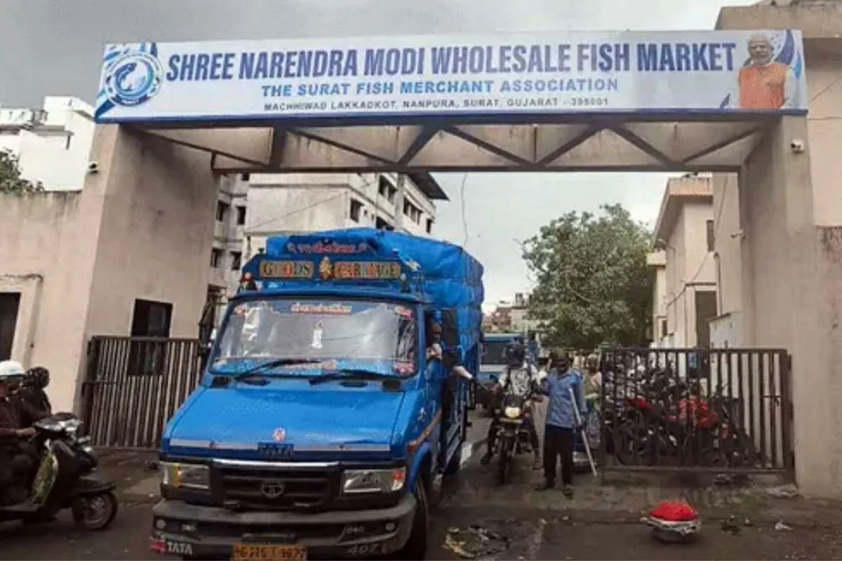गुजरात : सूरत में नरेंद्र मोदी के नाम पर रख दिया मछली बाजार का नाम, हुआ विवाद तो ढंक दिया बोर्ड
