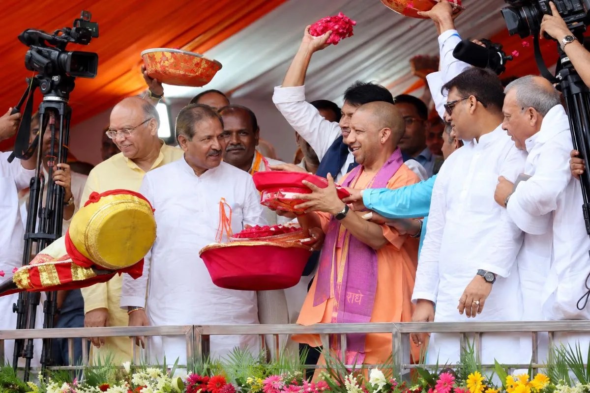 CM योगी ने मेरठ में कांवड़ियों पर की पुष्पवर्षा; हेलीकॉप्टर से बरसाए फूल, हाईवे पर उमड़ी शिवभक्तों की भीड़
