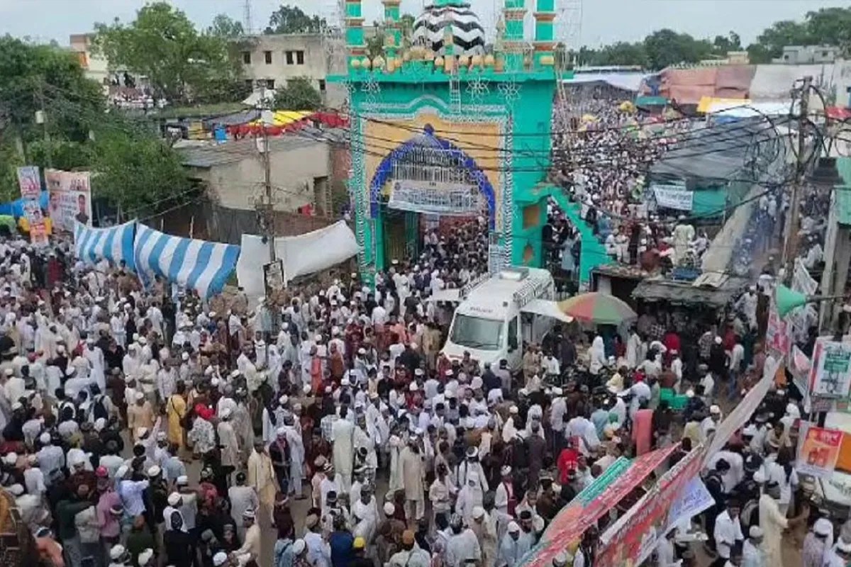 बरेली में उर्स के बीच उलमा का फरमान, त्योहारों पर न लगाएं पाकिस्तानी जैसे झंडे