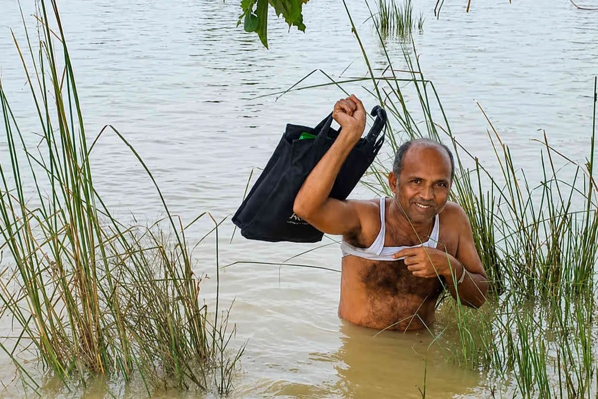 बाढ़ के बीच शिक्षक का समर्पण, कमर तक पानी में चलकर स्कूल पहुंचे, बोले- ‘बच्चों का भविष्य अंधेरे में कैसे रहने दें’