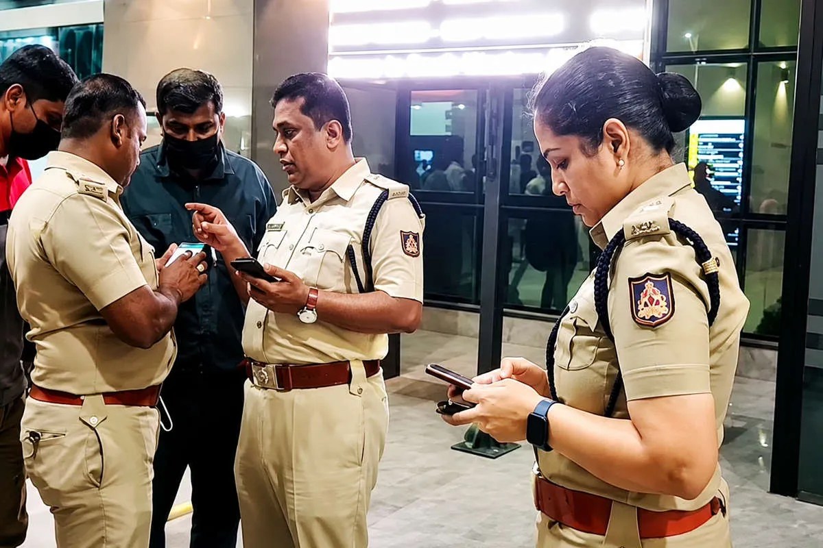 बेंगलुरु रेलवे थाने में महिला कांस्टेबल पर हमला, मोबाइल की शिकायत को लेकर युवक ने सिर पर मारी लोहे की रॉड