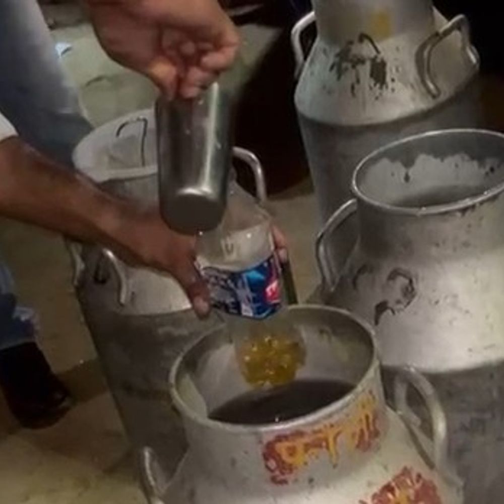 मैनपुरी में 500 लीटर सिंथेटिक दूध बरामद:पुलिस-खाद्य विभाग की छापेमारी, यूरिया और रिफाइंड भी मिला; 2 गिरफ्तार