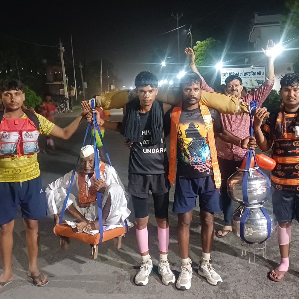 सहारनपुर में अनोखी कांवड़ यात्रा:95 साल के दादाजी को तराजू में बैठाकर ला रहे पोते, बराबर वजन का गंगाजल