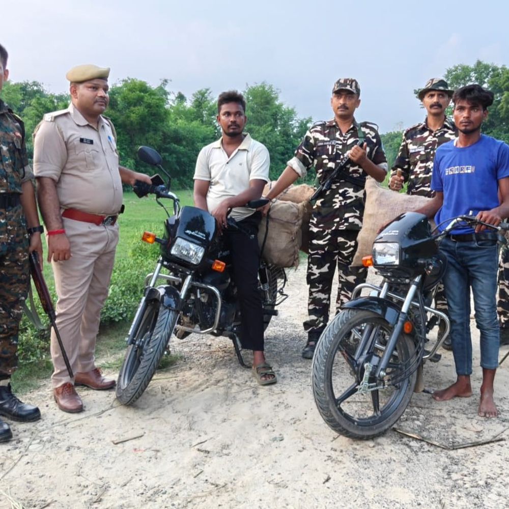 भारत-नेपाल सीमा पर 546 बोतल नेपाली शराब जब्त:घोड़ासन में एक नाबालिग सहित 3 हिरासत में, तीन बाइक भी बरामद
