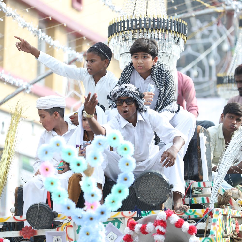 सीतापुर में निकला जुलूस-ए-मोहम्मदी:ऊंट की सवारी रही आकर्षण का केंद्र, ईद-मिलाद-उन-नबी पर उमड़ा अकीदतमंदों का सैलाब