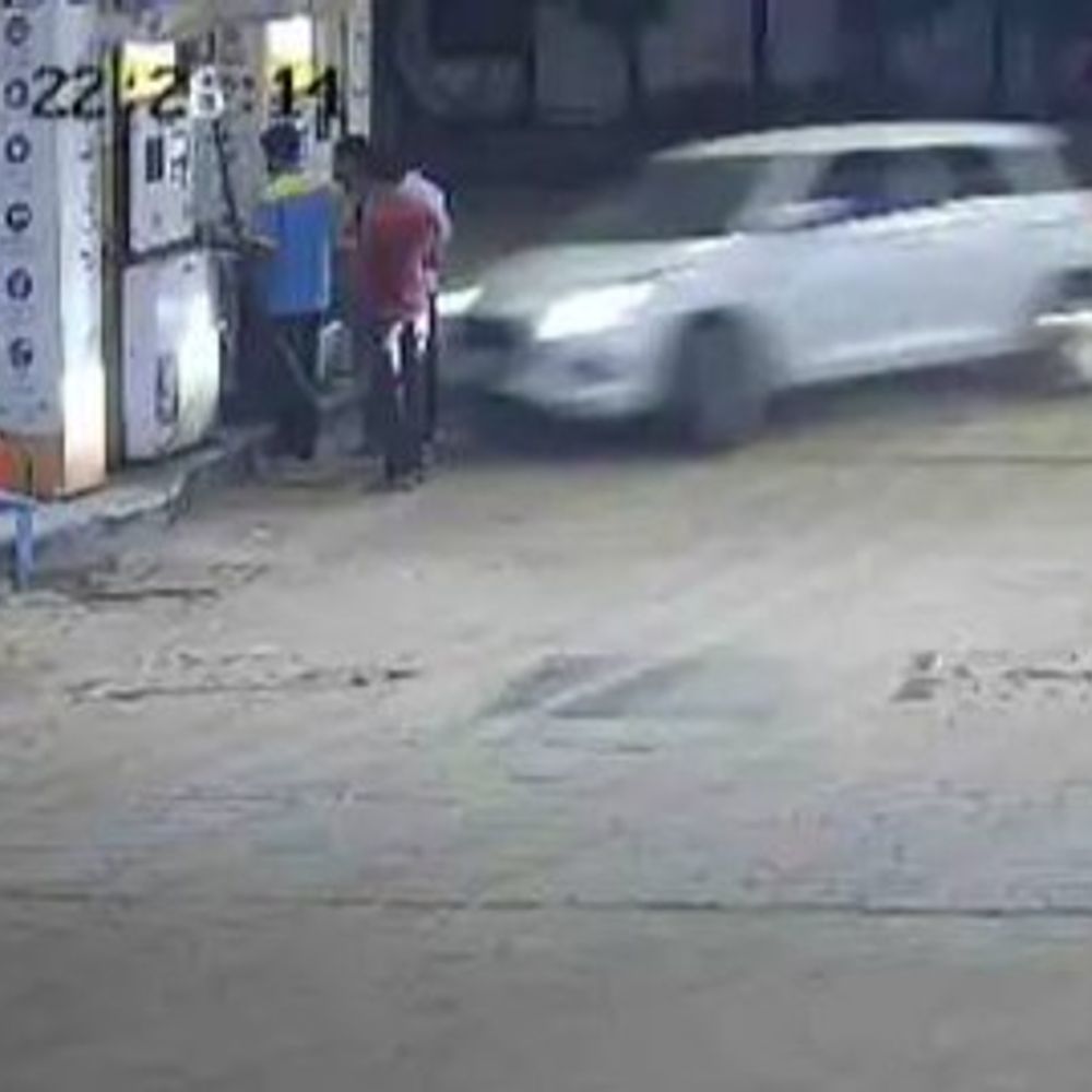 गाजियाबाद- पेट्रोल पंप पर कार ने चार को मारी टक्कर:आरोपी चालक गिरफ्तार, CCTV में कैद हुई घटना