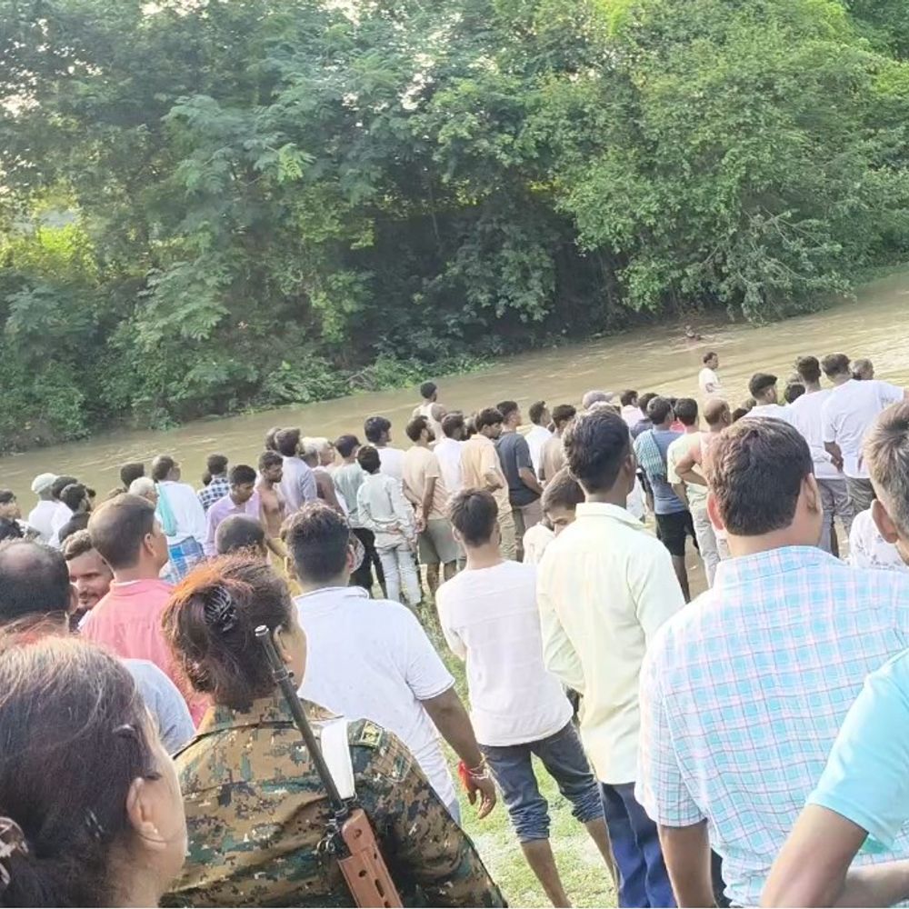 मां-बेटी को बचाया, 16 वर्षीय किशोरी लापता:रफीगंज में मदार नदी पार करते समय तेज बहाव में बही