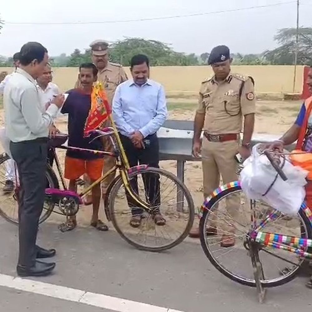 120 किमी रोज साइकिल चलाकर गोला-गोकर्णनाथ- पूर्णागिरि जा रहे कांवड़ियां:मैनपुरी में संकल्प सुन डीएम-एसपी भी पहुंचे मिलने, शिवभक्तों को सराहा