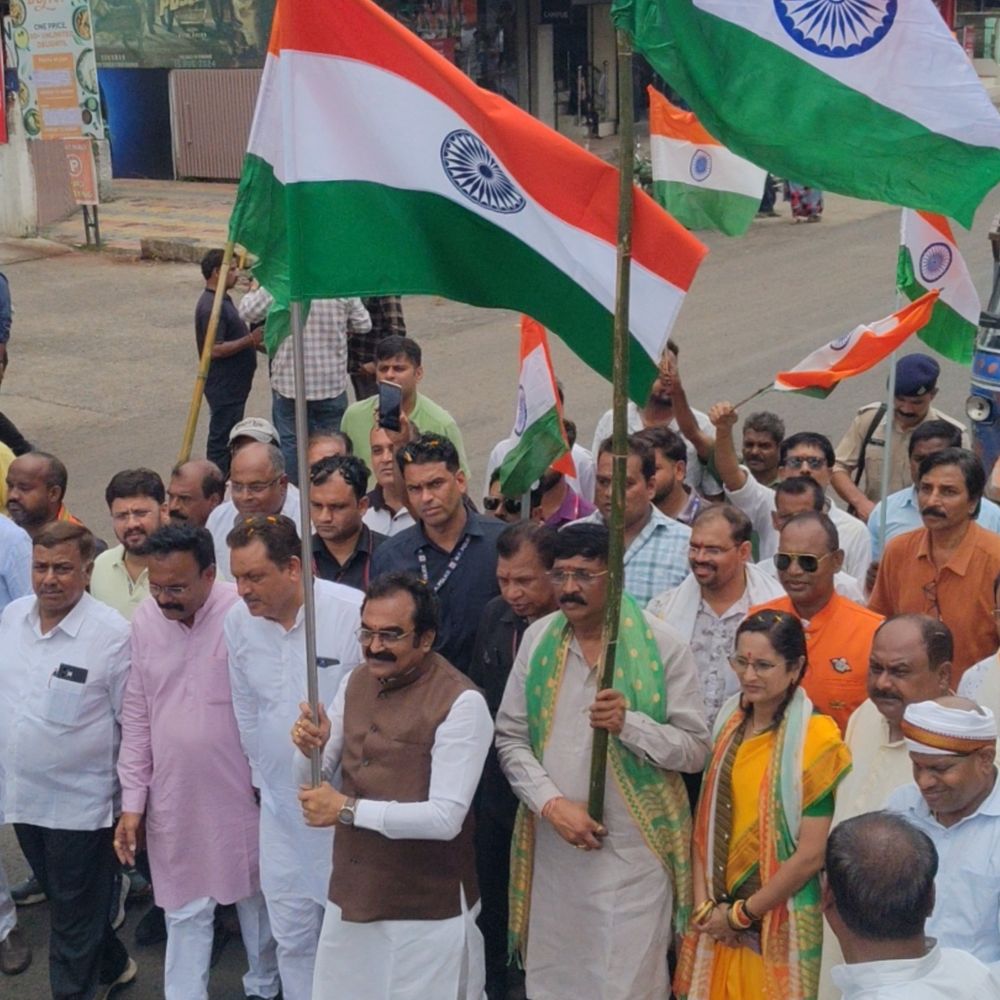 जबलपुर में निकली तिरंगा यात्रा:PWD मंत्री राकेश सिंह हुए शामिल; भगत सिंह चौक से आदि शंकराचार्य चौक तक पहुंचे लोग