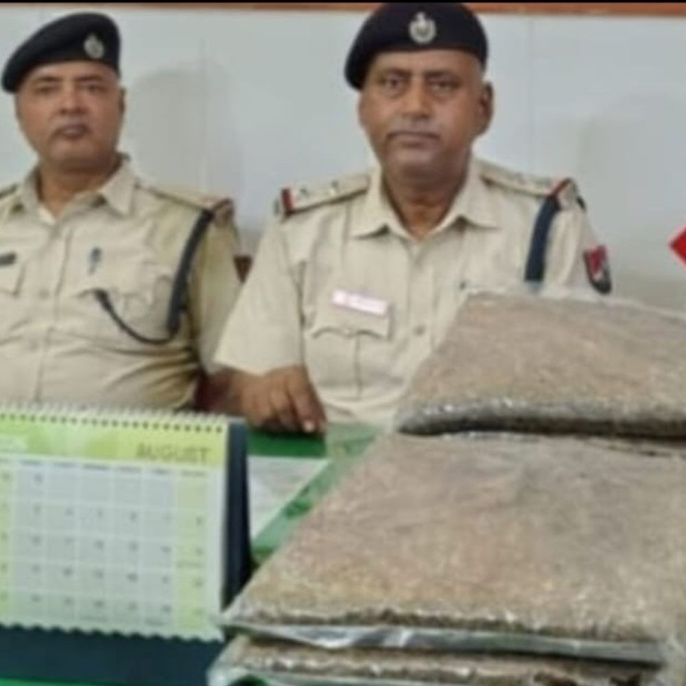 सहरसा में राज्यरानी एक्सप्रेस से 14 KG गांजा बरामद:वैशाली एक्सप्रेस के इलेक्ट्रिक बॉक्स से 25 बोतल शराब भी जब्त