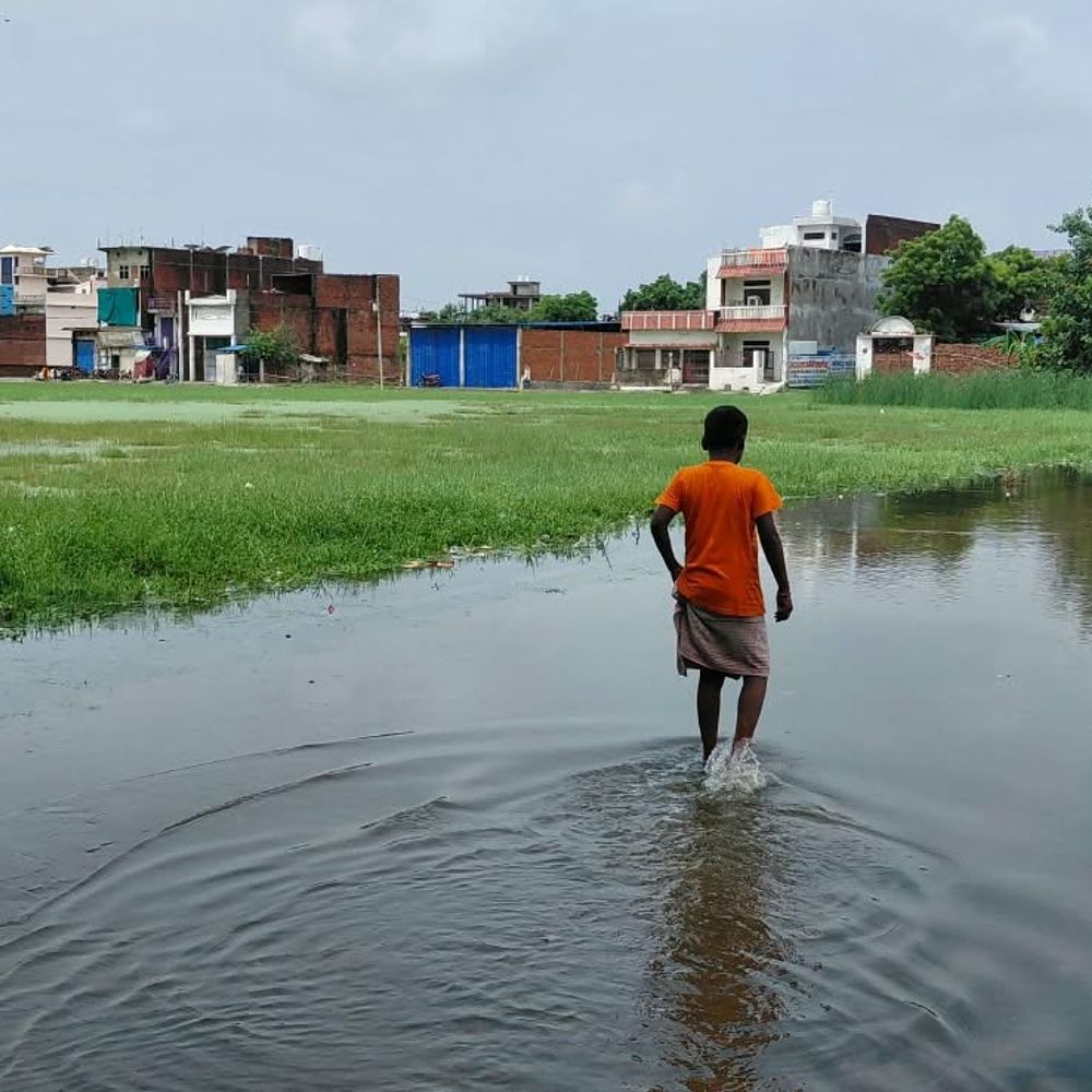 चंदौली में बारिश का कहर:सकलडीहा में सरकारी दफ्तर जलमग्न, मकान ढहा; सैकड़ों बीघा फसल डूबी