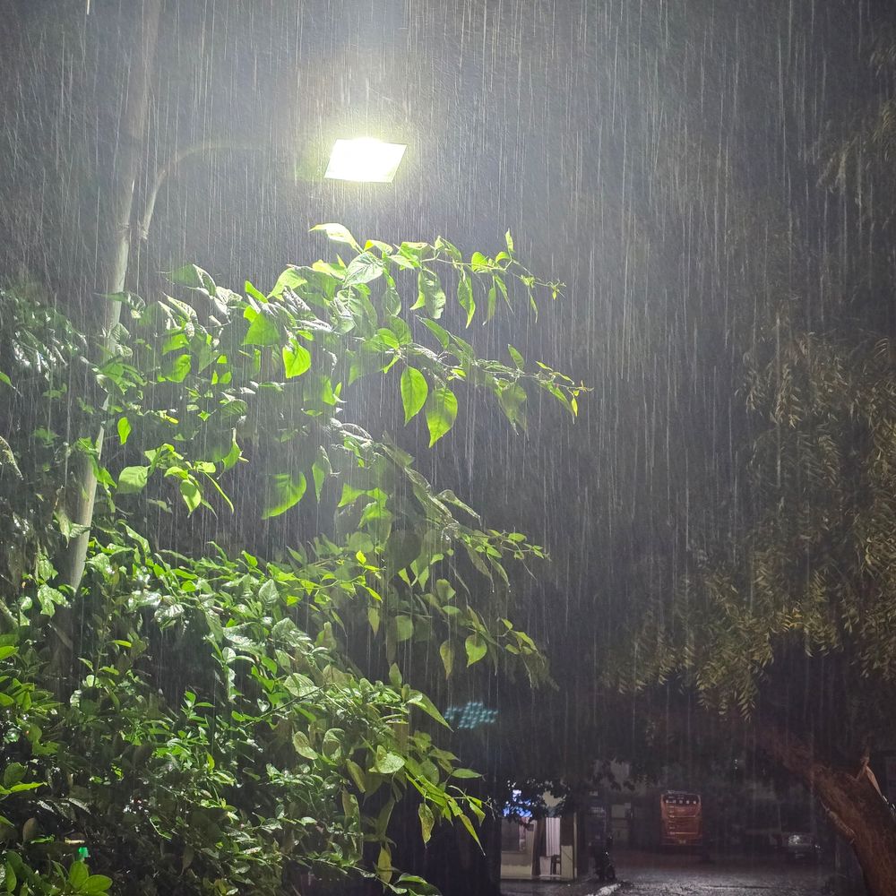 मऊ में बारिश के बाद गर्मी से राहत:तापमान में चार डिग्री सेल्सियस की गिरावट, मौसम हुआ सुहाना