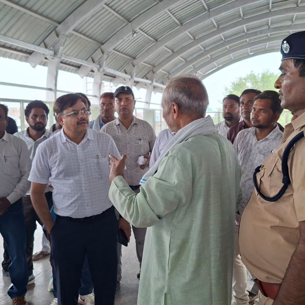 मैनपुरी जंक्शन पर एडीआरएम का निरीक्षण:15 दिन में एफओबी और लिफ्ट का काम पूरा करने के निर्देश, कमियां मिलने पर लगाई फटकार