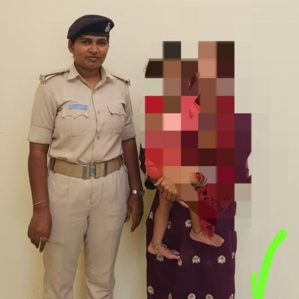 प्रेम प्रसंग में फरार नवविवाहिता सकुशल बरामद:बोचहां में पुलिस ने न्यायालय के आदेश पर परिजनों को सौंपा