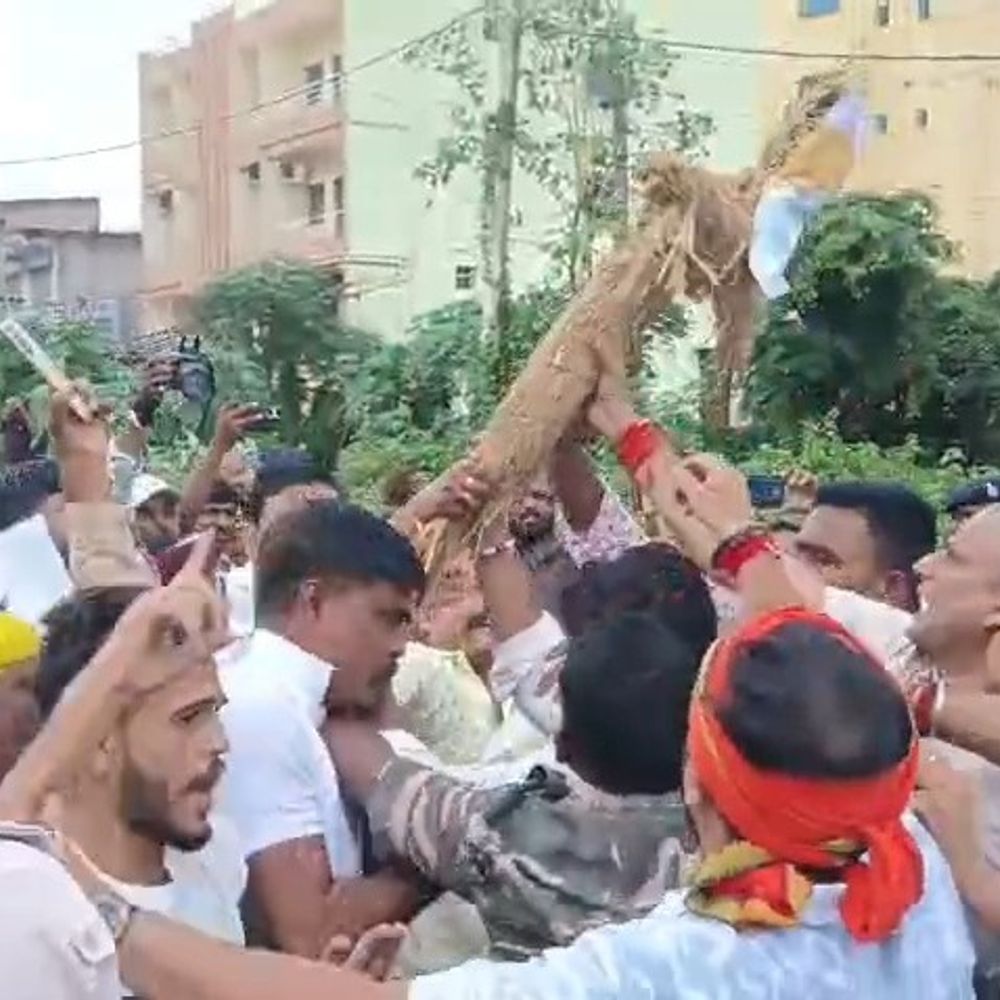 धनबाद में युवा कांग्रेस-भाजपा कार्यकर्ता भिड़े:भाजपा कार्यालय के बाहर मनुस्मृति और पीएम मोदी का पुतला जलाने का प्रयास विफल