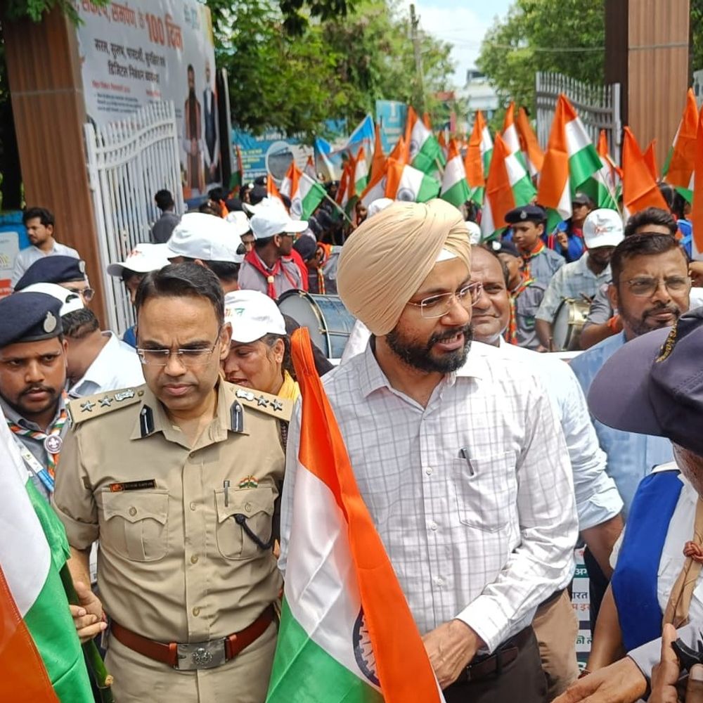 बेतिया में समाहरणालय परिसर से निकला तिरंगा यात्रा:आजादी के अमृत महोत्सव पर DM-SP के साथ 500 बच्चे हुए शामिल