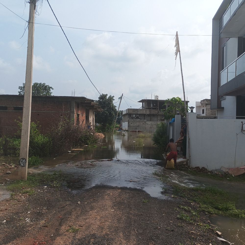 अनूपपुर में लगातार बारिश से जलभराव, नदियों का जलस्तर बढ़ा:निचले इलाकों में घुसा पानी, अब तक 758.8 मिमी बारिश; पिछले साल का रिकॉर्ड टूटा