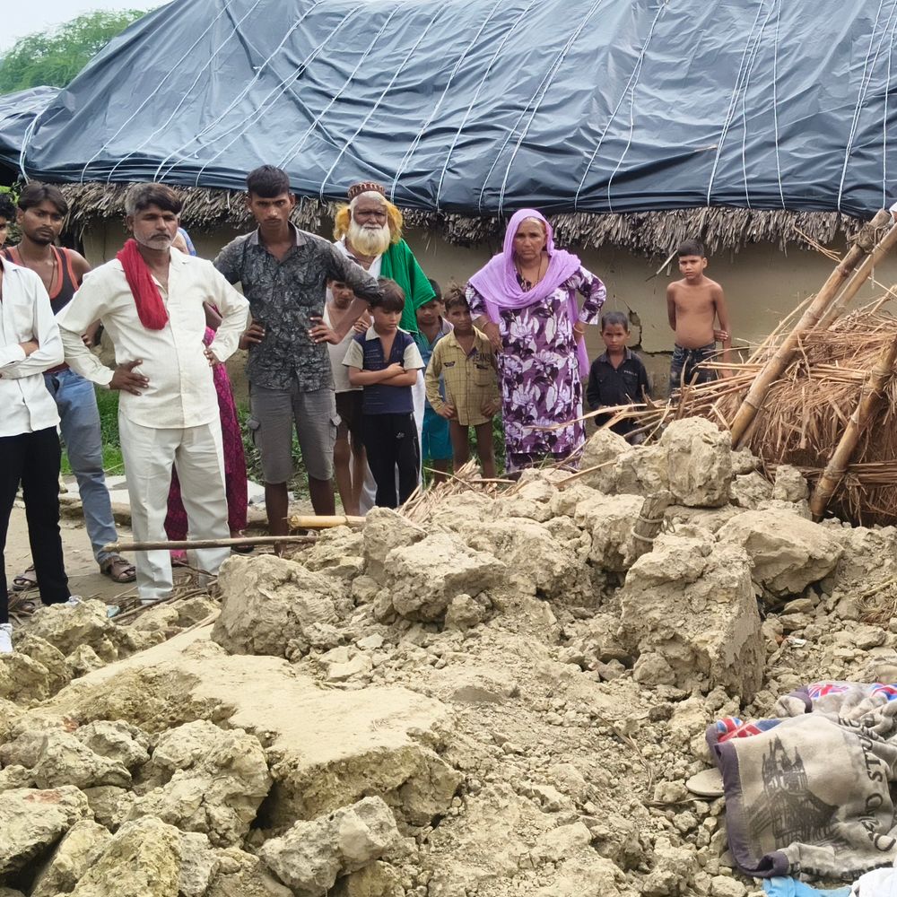 हरदोई में बारिश से झोपड़ी की कच्ची दीवार ढही:पति की मौत, पत्नी और 18 माह की मासूम गंभीर रूप से घायल