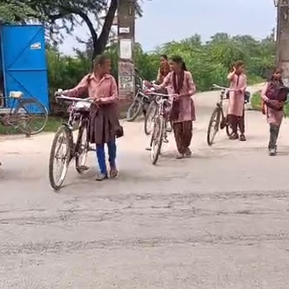जूनियर स्कूल मर्जर से बच्चे हाईवे पार कर रहे:कानपुर देहात में सुरक्षा पर सवाल, गाइडलाइन उल्लंघन का आरोप