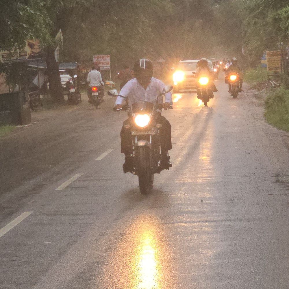 कानपुर देहात में झमाझम बारिश, दिन में छाया अंधेरा:वाहन हेडलाइट जलाकर चले, मौसम विभाग का ऑरेंज अलर्ट