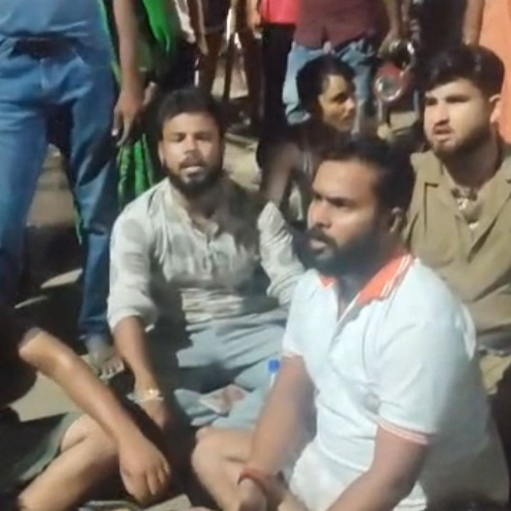 ट्रक की चपेट में आए दो गोवंश की मौत:बदायूं हाईवे पर दो घंटे जाम, हिंदू संगठनों ने की कार्रवाई की मांग