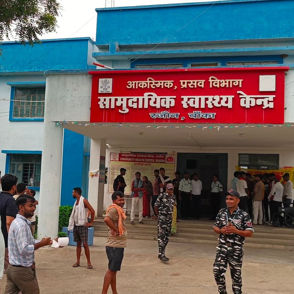 बांका में रोड एक्सीडेंट में युवक की मौत:राजावर चौक के पास बाइक खड़ी गाड़ी से टकराई