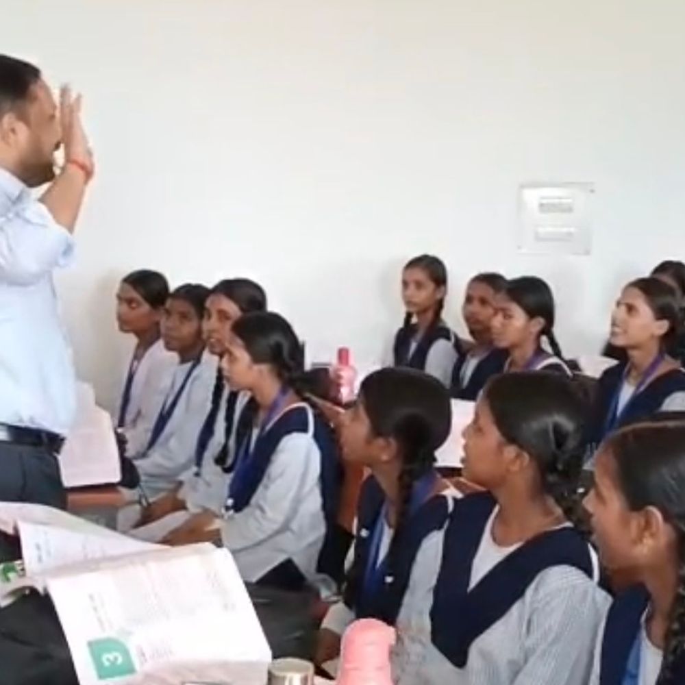 महराजगंज में छात्राओं से बोले डीएम- असफलता से न घबराएं:जय प्रकाश नारायण सर्वोदय विद्यालय में प्रेरक संवाद; प्रतियोगी परीक्षाओं की तैयारी