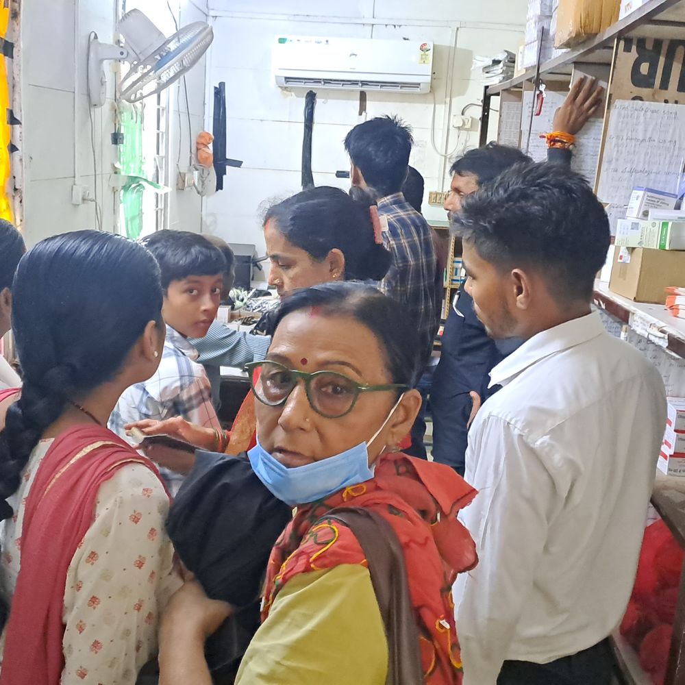 सदर अस्पताल के दवा काउंटर में निकला जहरीला सांप:गोपालगंज में सांप देखकर स्वास्थ्य कर्मियों में हड़कंप, दवा वितरण हुआ ठप