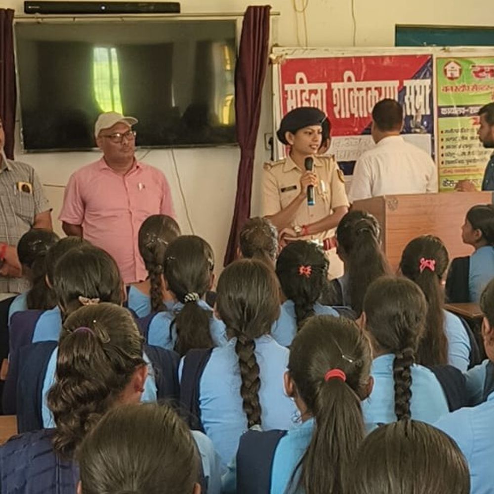 पुलिस ने स्कूली बच्चों के बीच चलाया जागरूकता कार्यक्रम:शेखपुरा में साइबर क्राइम, चाइल्ड लेबर, बाल विवाह और छेड़खानी पर दी जानकारी