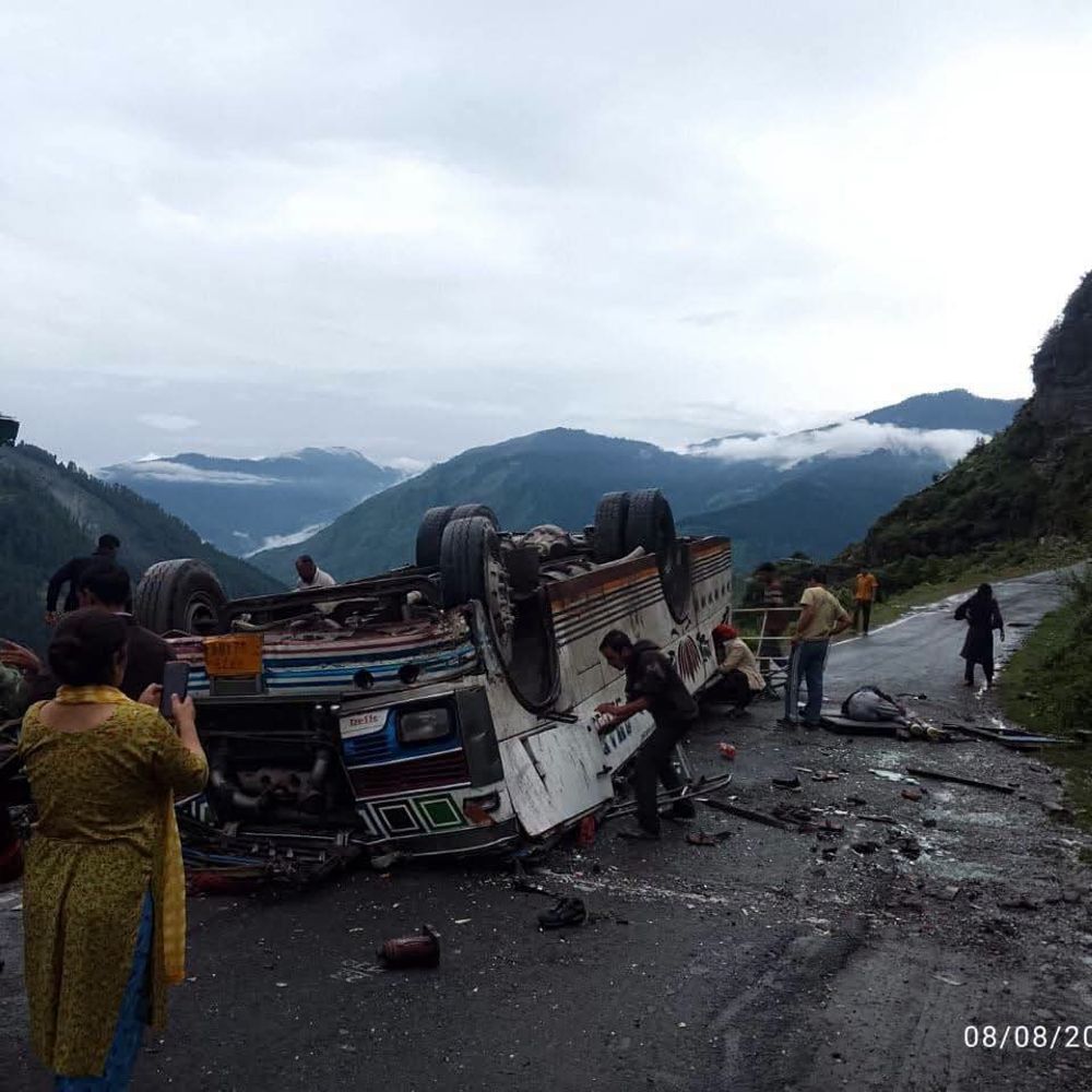 हिमाचल में प्राइवेट बस दुर्घटनाग्रस्त:ड्राइवर-कंडक्टर की मौत, आधिकारिक पुष्टि अभी बाकी; मृतकों का बढ़ सकता है आंकड़ा