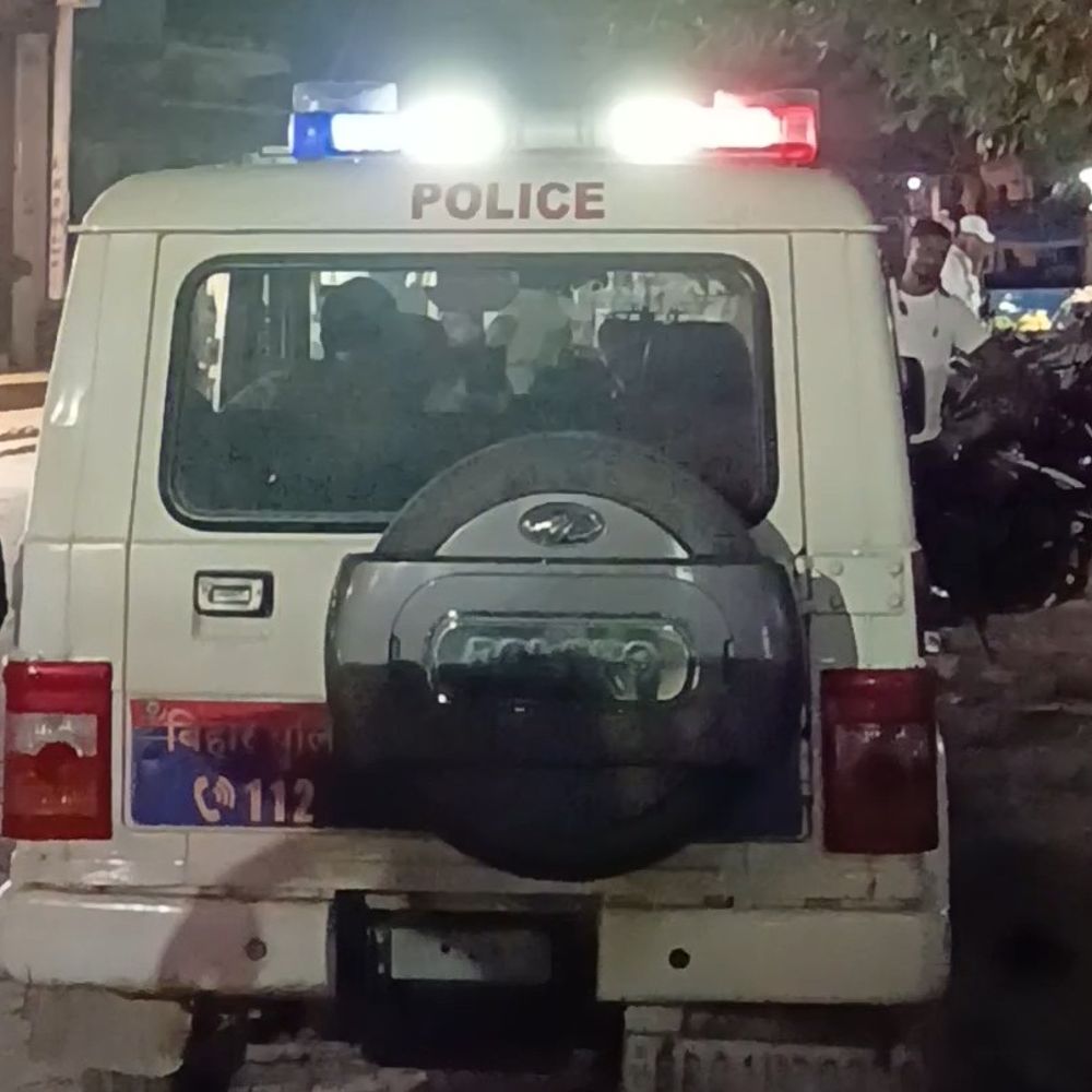 बेतिया मीना-बाजार में अवैध-लॉटरी के धंधे पर पुलिस की कार्रवाई:छापेमारी कर 10 लोगों को लिया हिरासत में, जांच के दौरान दस्तावेज बरामद
