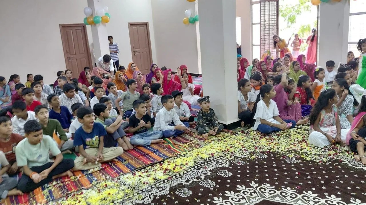 परदेस में भी दिल राजस्थान का: हुब्बल्ली में 80 बच्चों ने तिरंगे संग सहेजी अपनी संस्कृति