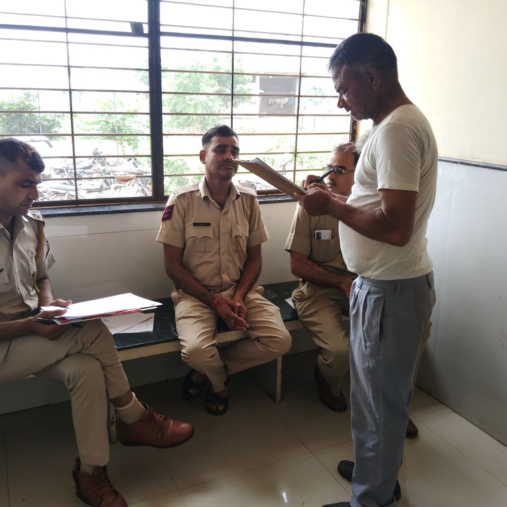 पति फंदे पर लटका मिला, पत्नी जमीन पर बेसुध:कारणों का नहीं हुआ खुलासा, महिला का अस्पताल में इलाज जारी